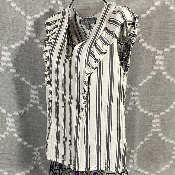 Marled white & grey stripped ruffle top size M - Picture 4 of 5